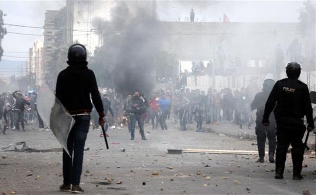 Manifestanţi tunisieni se ciocnesc cu forţele de securitate în orasul central Kasserine, 21 ianuarie 2016.