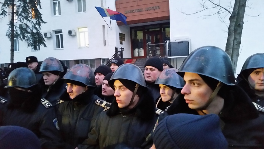 Ministerul Justiţiei păzit de poliţişti în timpul protesteleor de la Chişinău (Epoch Times România)