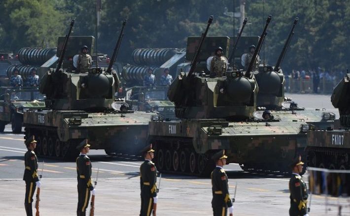 Armata chineză îşi prezintă o parte din echipamentele sale în timpul unei parade militare în Piaţa Tiananmen din Beijing, 3 septembrie 2015.