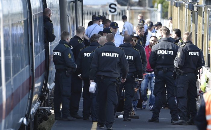 Poliţia daneză păzeşte un tren care transportă refugiaţi în staţia de tren Rodby, sudul Danemarcei, 2015. (Captură Foto)