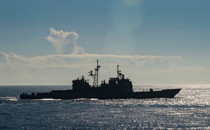 Crucişătorul american cu rachete gihdate USS Monterey navighează în Oceanul Atlantic în noiembrie 2015. (Captură Foto)