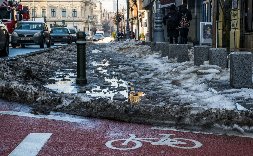 Zăpadă necuratata de pe pista de biciclete de pe Calea Victoriei
