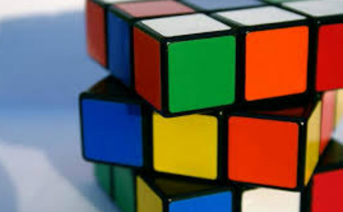 
Cubul lui Rubik este un joc problemă de tip puzzle inventat în 1974 de către sculptorul şi profesorul de arhitectură maghiar Ernő Rubik.