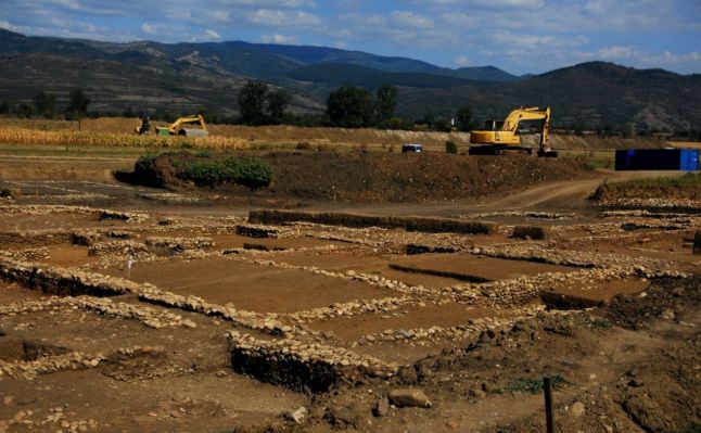 Ruinele oraşului roman şi excavatoarele care lucrau la autostradă