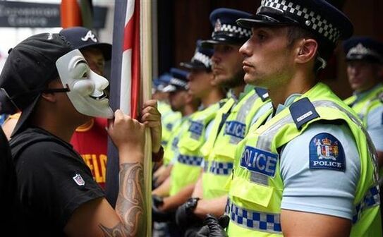 Un mainfestant confruntă poliţia în timpul unui protest anti-TPP în Auckland, 4 februarie 2016. (Captură Foto)