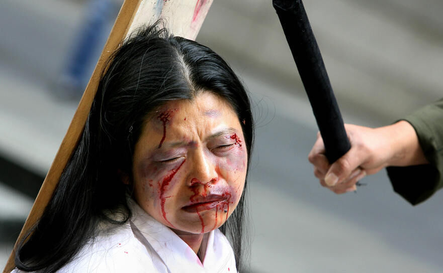 PUNERE ÎN SCENĂ a torturilor la care sunt supuşi aderenţii Falun Gong în China, de către Partidul Comunist. Sydney, 2006 (GREG WOOD/AFP/Getty Images)