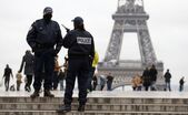 Poliţişti francezi stau de pază în apropiere de Turnul Eiffel din Paris. (Captură Foto)