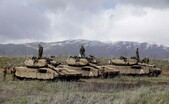 Soldaţii israelieni stau pe tancurile lor în regiunea Înalţimile Golan, în apropiere de graniţa dintre Israel şi Siria. (Captură Foto)