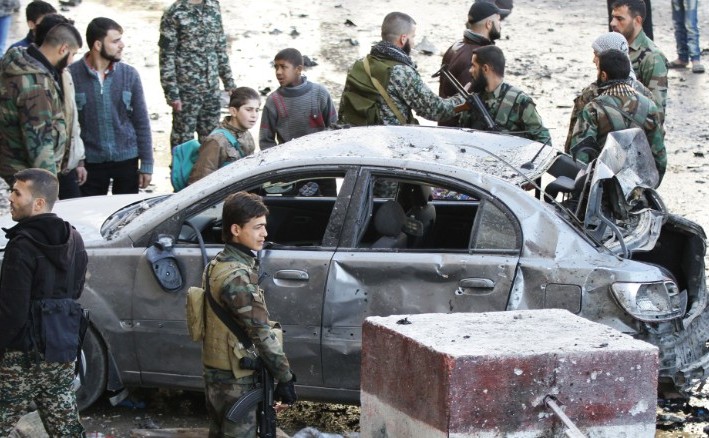 Forţe guvernamentale siriene se află la faţa locului unei triple explozii într-o suburbie a Damascului, 31 ianuarie 2016. (Captură Foto)