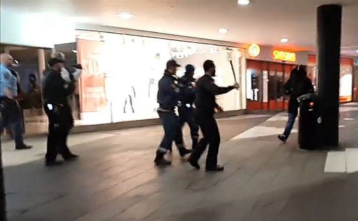 Un grup de bărbaţi mascaţi au atacat imigranţi în principala gară din Stockholm, 29 ianuarie 2016.
