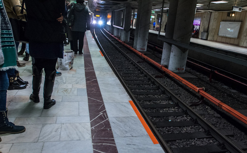 Staţia de metrou Piaţa Victoriei. Călătorii "protejaţi" de accidente cu benzi portocalii.