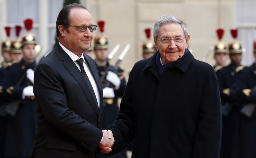 Preşedintele francez Francois Hollande (st) îl întâmpină pe omologul său cubanez Raul Castro la Palatul Elysee din Paris, 1 februarie 2016.