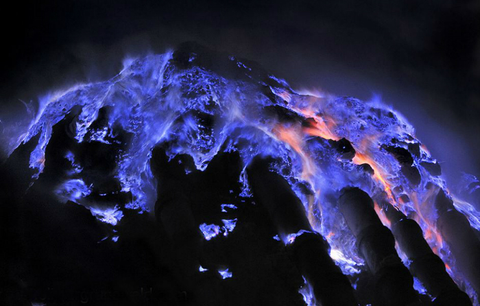 Lava albastră a vulcanul Kawah Ljen din Indonezia