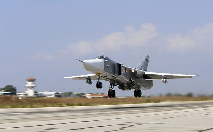 Avion de luptă rusesc Su-24M decolează de la baza aerianaă Hmeimim din Siria. (Captură Foto)