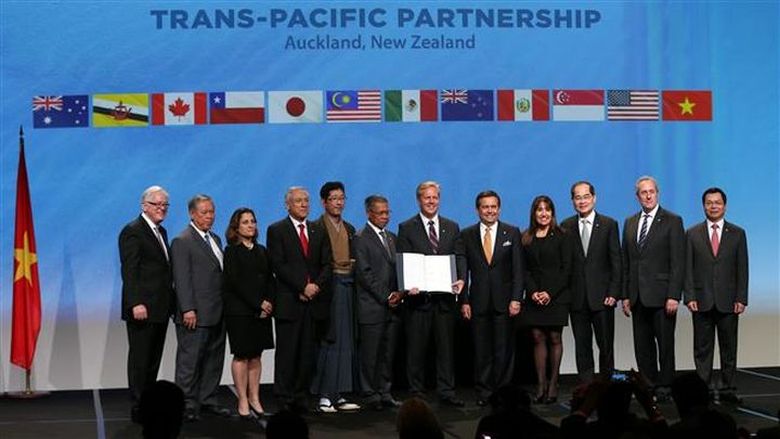 Premierul neozeelandez John Key (al 6-lea din dreapta) şi reprezentanţii ministeriali din 12 ţări pozează după semnarea acordului TTP în Auckland, Noua Zeelandă, 4 februarie 2016.