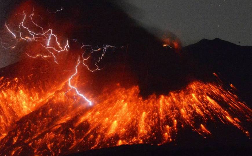 Mase de lavă aruncate în aer de vulcanul Sakurajima din prefectura Kagoshima, 5 februarie 2016.