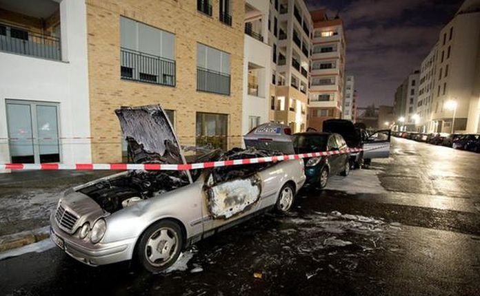 Anarhiştii au incendiat zeci de autovehicule în cartierul berlinez Neukölln în noaptea de 6 februarie 2016.