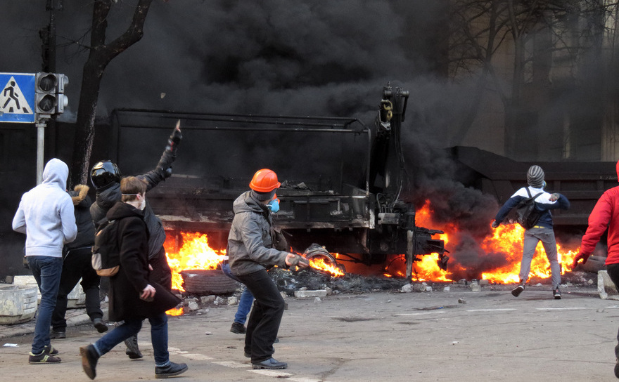 Manifestanţi în timpul Revolutiţiei EuroMaidan, 18 februarie 2014.
