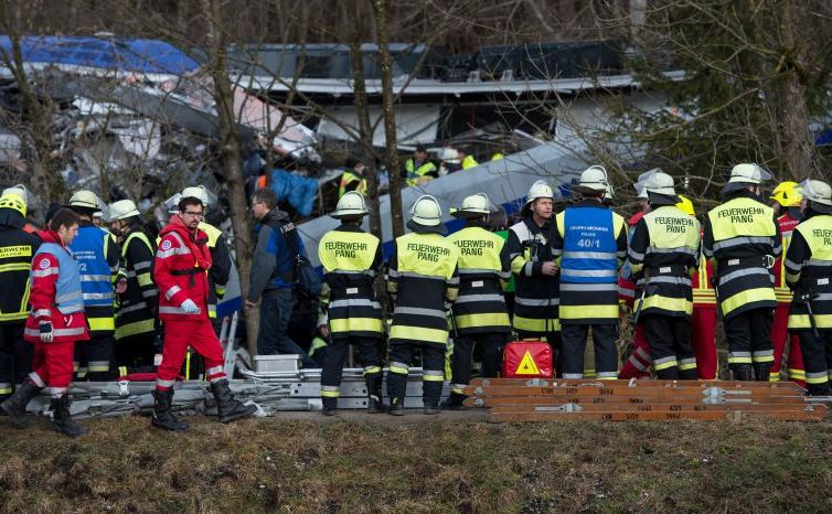 Pompieri şi doctori se află la locul ciocnirii a două trenuri în apropiere de Bad Aibling, sudul Germaniei, 9 februarie 2016. (Captură Foto)