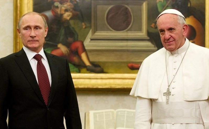 Preşedintele rus Vladimir Putin (st) şi Papa Francisc.