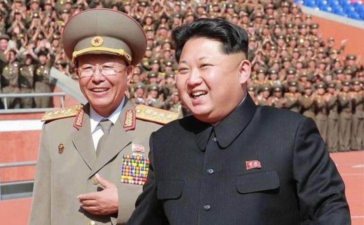 (Arhivă) Generalul Ri Yong Gil (st) şi liderul nord-coreean Kim Jong-un. (Captură Foto)