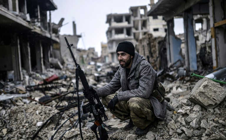 Luptător kurd în oraşul sirian Kobane, 2015. (Captură Foto)
