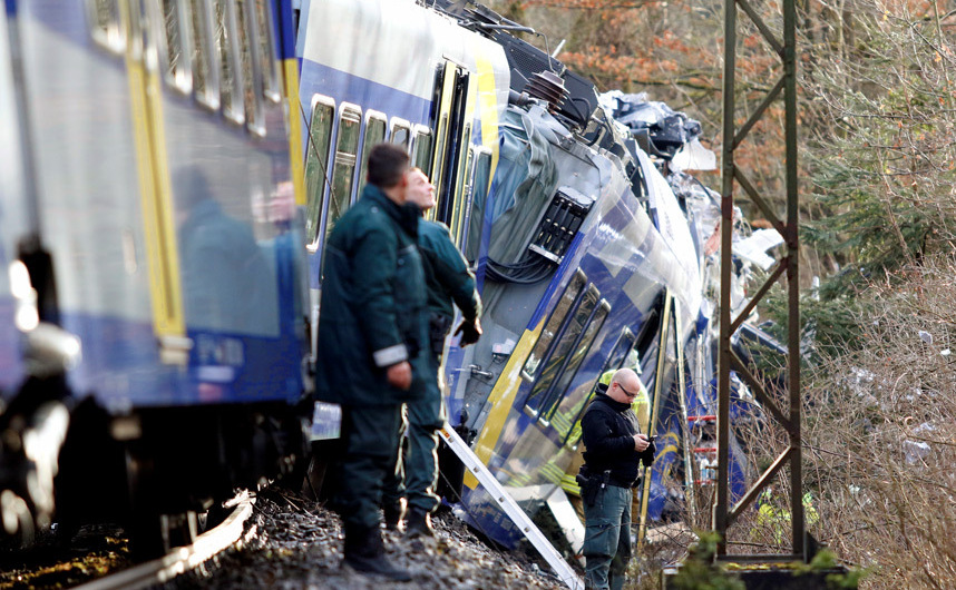 Scena coliziunii a două trenuri în statul german Bavaria, 9 februarie 2016.