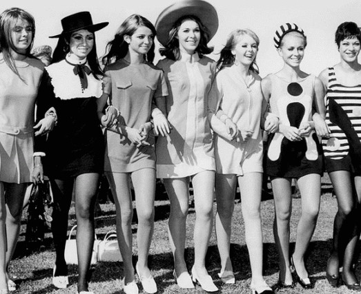 Modele purtând creaţiile Mary Quant