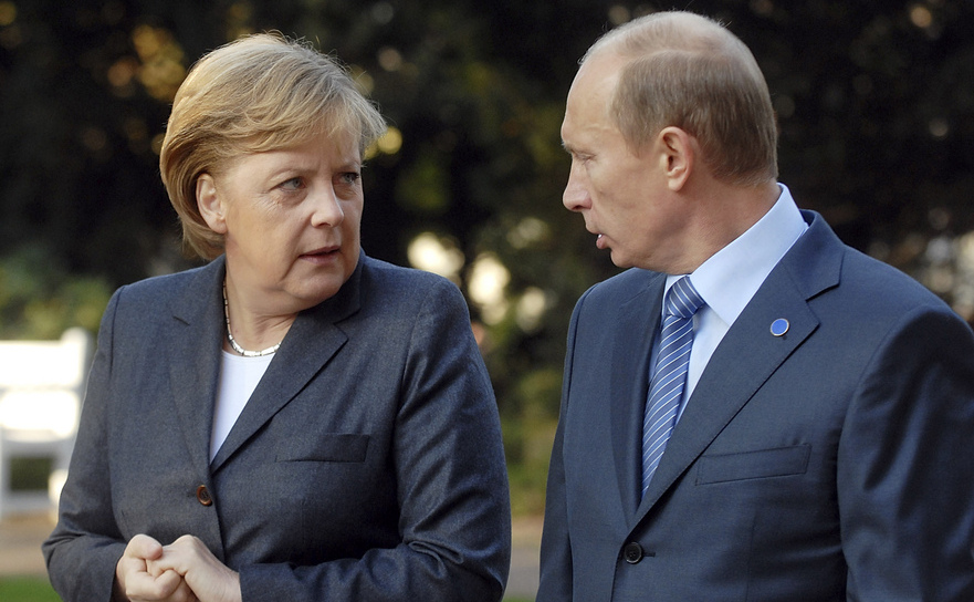 Cancelarul german Angela Merkel (st) şi preşedintele rus Vladimir Putin. (Captură Foto)