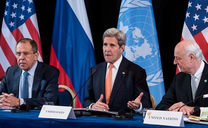 (De  la st la dr) Ministrul rus de externe Serghei Lavrov, secretarul de  stat american John Kerry si delegatul special al ONU in Siria, Staffan  de Mistura, participă la o conferinţă de presă în Munchen, 12 februarie  2016.