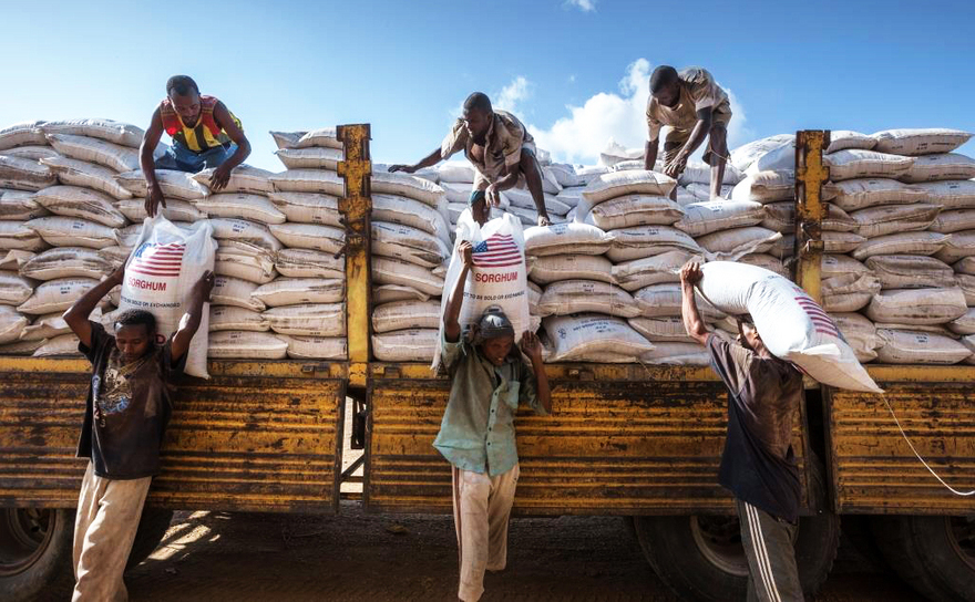 Ajutoare alimentare sunt distribuite în regiunea Somali din Etiopia, una dintre cele mai lovite zone de seceta provocata de fenomenul El Nino declanşat în 2015.