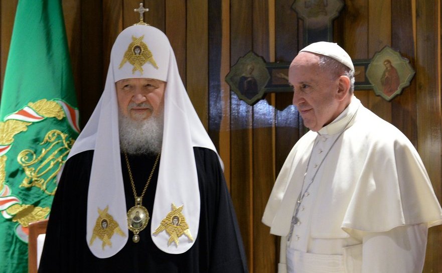 Patriarhul Kirill al Rusiei (st) şi Papa Francisc, în Havana, 12 februarie 2016. (Captură Foto)