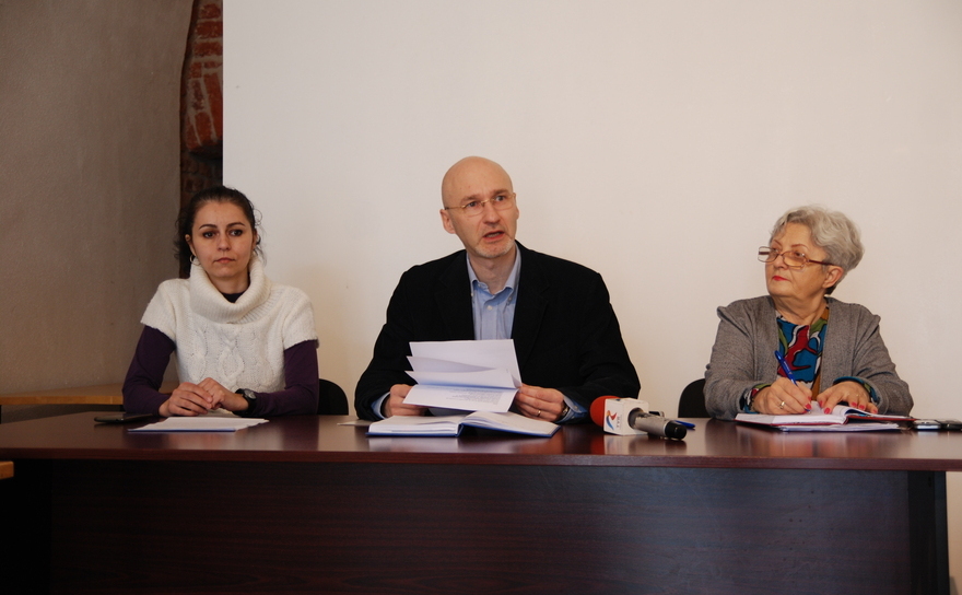 Reprezentanţii Societăţii Timişoara: Alin Gavreliuc  (vicepreşedinte), Piroska Bogdan (secretar executiv al consiliului de     conducere) şi Anca Florescu (avocat şi membru) în timpul conferinţei de presă
