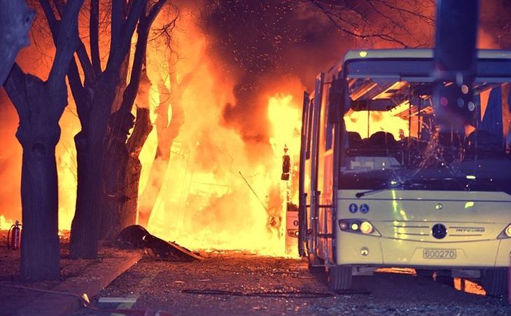 Un convoi de autobuze ce transportau personal militar a fost atacat în Anakara, 17 februarie 2016.
