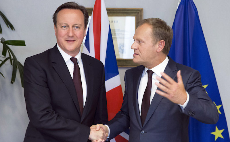 Premierul britanic David Cameron (st) şi preşedintele Consiliului European, Donald Tusk. (Captură Foto)