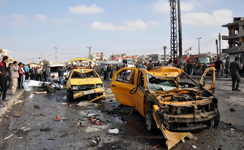 Locul unui atac cu două maşini capcană în centrul oraşului sirian Homs, 21 februarie 2016.