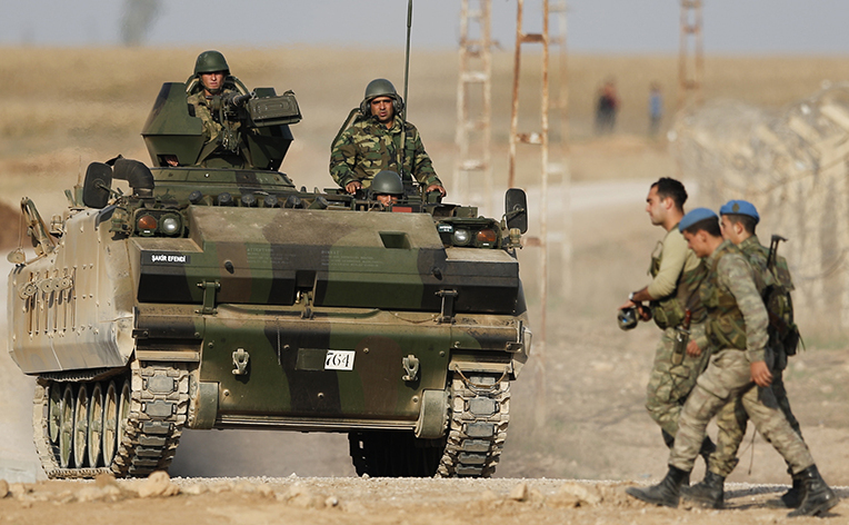 Soldaţi turci patrulează în Ceylanpinar, un oraş la graniţa turco-siriană.