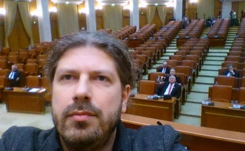Deputatul Remus Cernea. Selfie cu o Camera a Deputaţilor aproape goală, la debateri pe o temă de importanţă naţională.