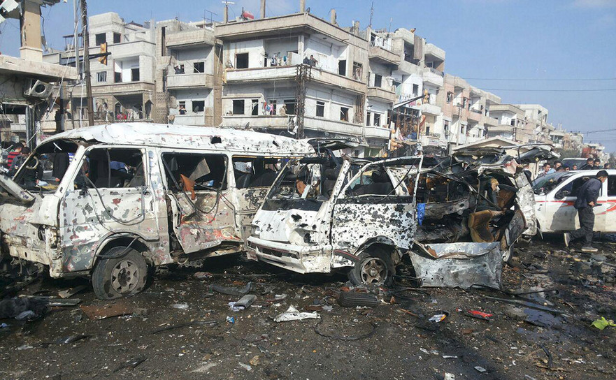 Autobuze distruse la locul a doua explozii în oraşul sirian Homs, 21 februarie 2016. (Captură Foto)
