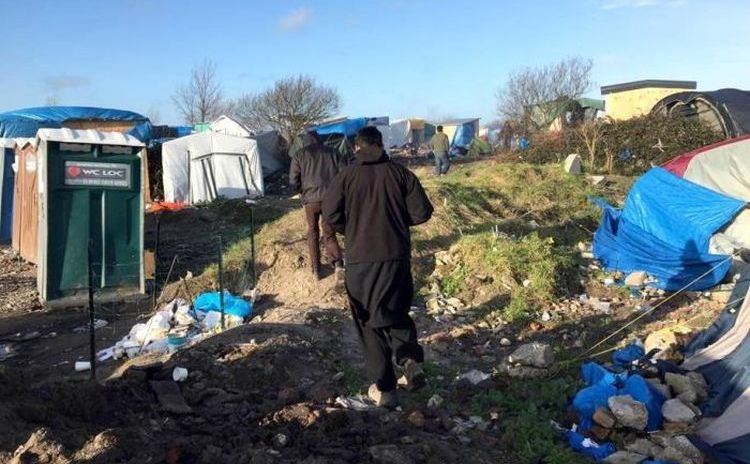 Refugiaţi în tabăra din Calais, nordul Franţei.