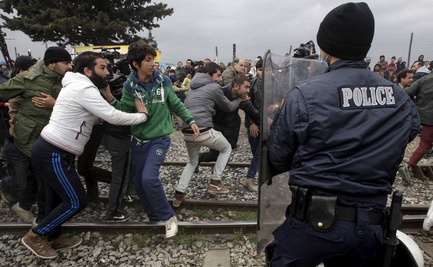 Sute de imigranţi încearcă să spargă cordonului poliţienesc grecesc pentru a se apropia de gardul de frontieră cu Macedonia, 29 februarie 2016.