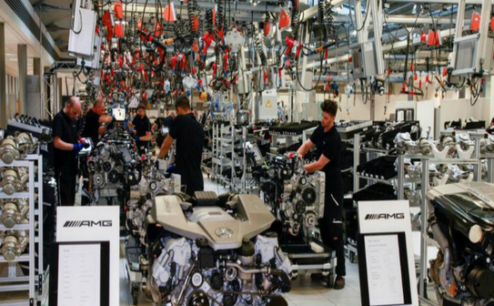 Compania Mercedes şi-a dat seama că roboţii industriali nu ar fi putut să  asambleze unele componente, cum ar fi sistemul care proiectează  informaţii pe parbriz. (Captură web)