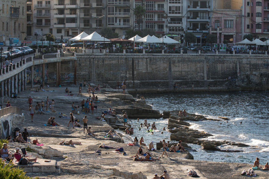 Sliema nu are plaje cu nisip, aşa că lumea face plajă pe dalele de piatră, care sunt prevăzute cu balustrade pentru accesul mai uşor la apă. (Mohammed Reza Amirinia)