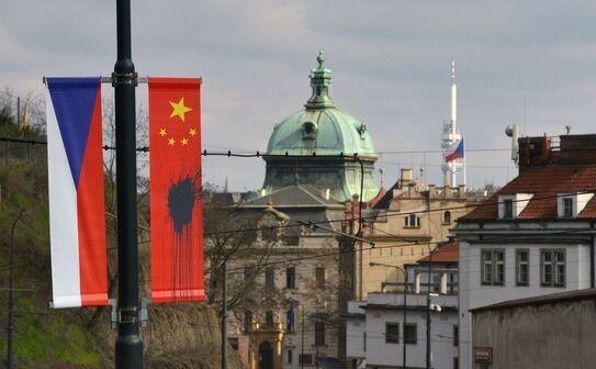 Zeci de steaguri chineze, care au fost arborate pe străzile capitalei cehe Praga înaintea unei vizite din partea preşedintelui chinez, au fost vandalizate. (MICHAL CIZEK/AFP/Getty Images)