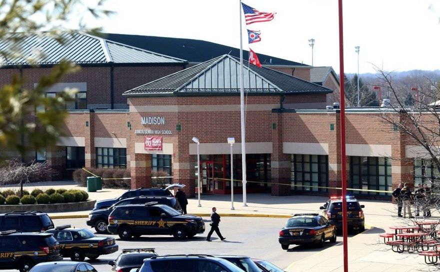 Poliţia districtului Butler se află în faţa liceului din Madison, statul Ohio, 29 februarie 2016.