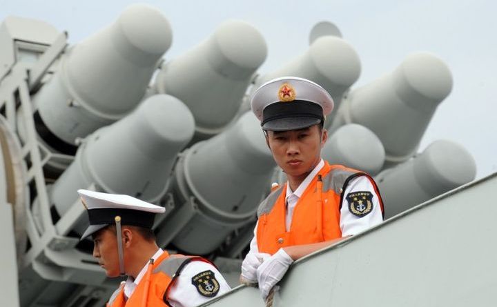 Marinari chinezi stau pe puntea unei fregate înarmate cu rachete în Manila, 13 aprilie 2010. Beijingul va construi în Djibouti o nouă bază militara. (Ted Aljibe/AFP/Getty Images)
