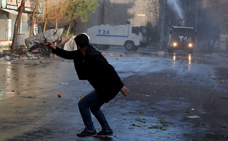 Poliţia turcă foloseşte un tun cu apă pentru a dispersa manifestanţii kurzi în timpul unui protest violent în oraşul Diyarbakir, 2 martie 2016.