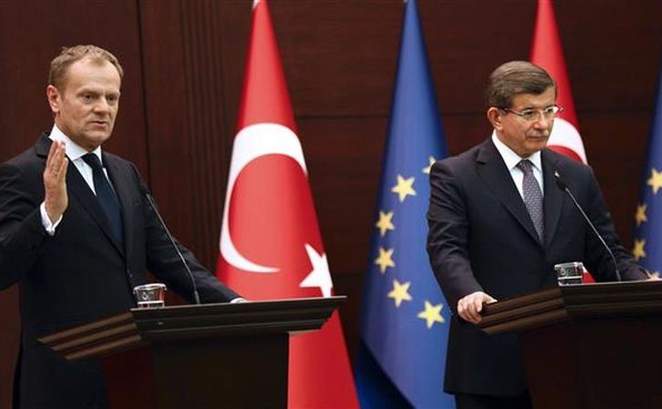 Preşedintele  Consiliului European, Donald Tusk (st) şi premierul turc Ahmet  Davutoglu participă la o conferinţă comună de presă după întâlnirea lor  la Palautl Cankaya din Ankara, 3 martie 2016. (Captură Foto)
