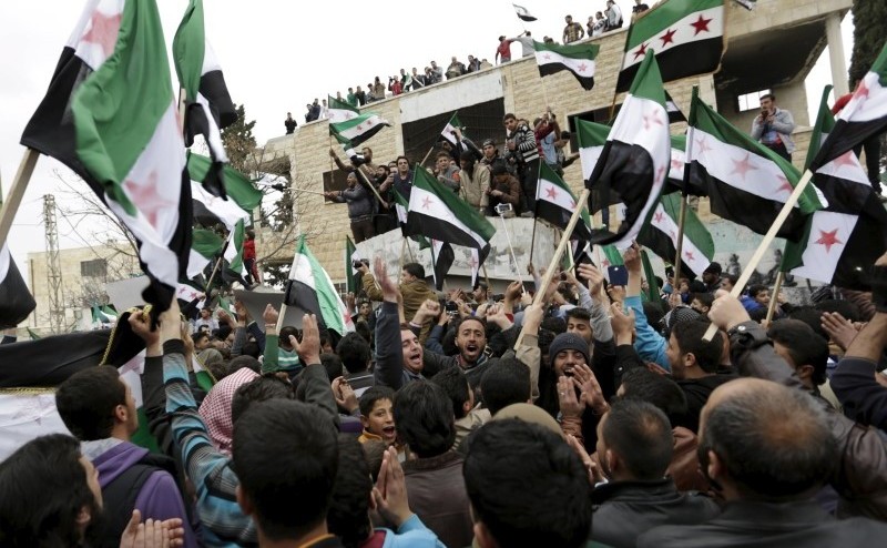 Sirienii protestează în oraşul Marat Numan din provincia Idlib, 4 martie 2016.