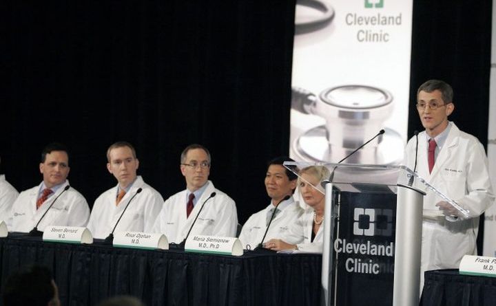 Eric Kodish discută cu mass media în timpul unei conferinţe de presă la Cleveland Clinic în 17 decembrie 2008, în Ohio, SUA.